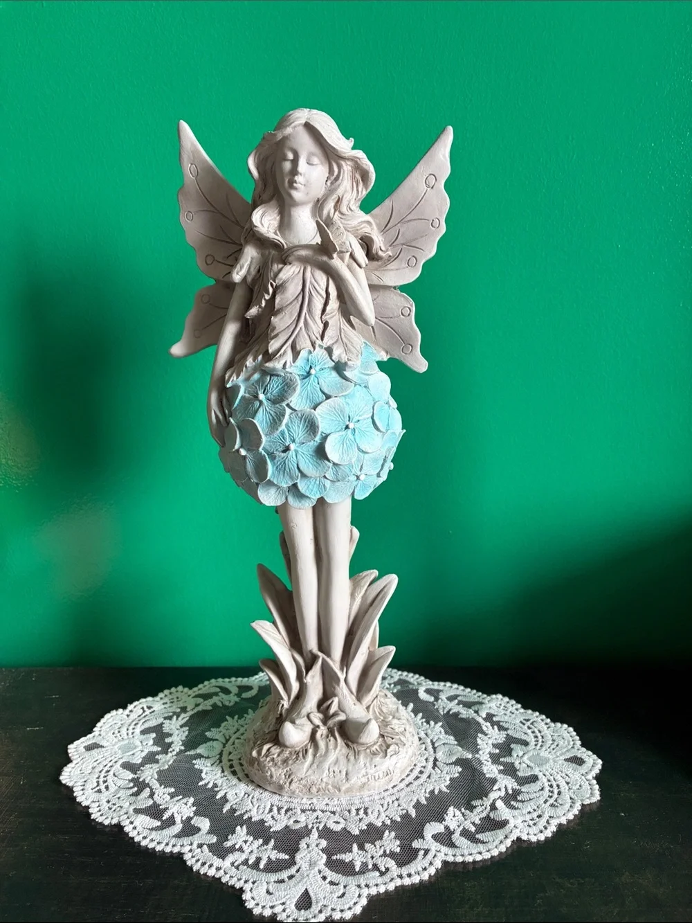 NWT Resin garden fairy statue with blue hydrangea skirt leaves and butterfly 12